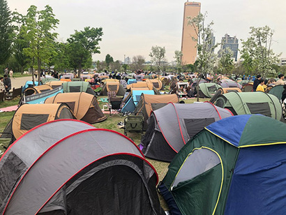 지난 4월 주말 텐트촌으로 변한 여의도 한강공원의 모습. 사진=연합뉴스