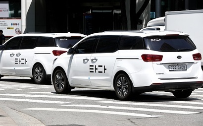 타다 차량이 서울 도심 도로위를 달리고 있다. 사진=고성준 기자