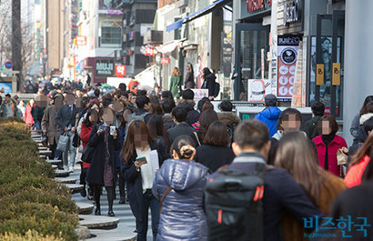 대로변에 지하철역까지 있어 유동인구가 많은 강남역 사거리. 과거에는 대로를 기준으로 상권이 발달했지만, 이커머스와 SNS의 발달로 이 공식은 깨졌다. 사진=박은숙 기자