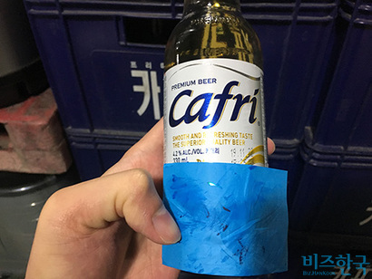 경기도의 한 도소매업체에 방문해 기름종이로 카프리 맥주병을 닦아보니 기름 성분이 묻어나왔다. 사진=허일권 인턴기자