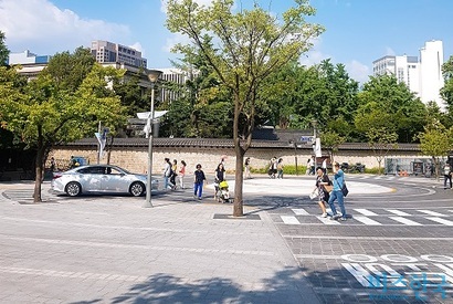 덕수궁 돌담길로 잘 알려진 서울 중구 서소문동 일대. 보도에 연석이 없고, 보행자가 차량에 구애받지 않고 자유롭게 이동할 수 있다. 보행자와 차량이 공존하는 네덜란드 보행자 우선도로 본엘프와 흡사하다. 사진=박찬웅 기자