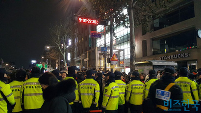 인파에 떠밀려 가다가 뒤를 돌아보니 방금 전까지 비어 있던 곳에 ‘의경 바리케이트’가 쳐졌다. 사진=유하영 인턴기자