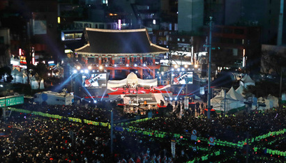 2019년 마지막 날인 31일 밤 서울 종로구 보신각 앞을 가득 메운 시민들이 제야의 종 타종 행사를 기다리고 있다. 사진=연합뉴스