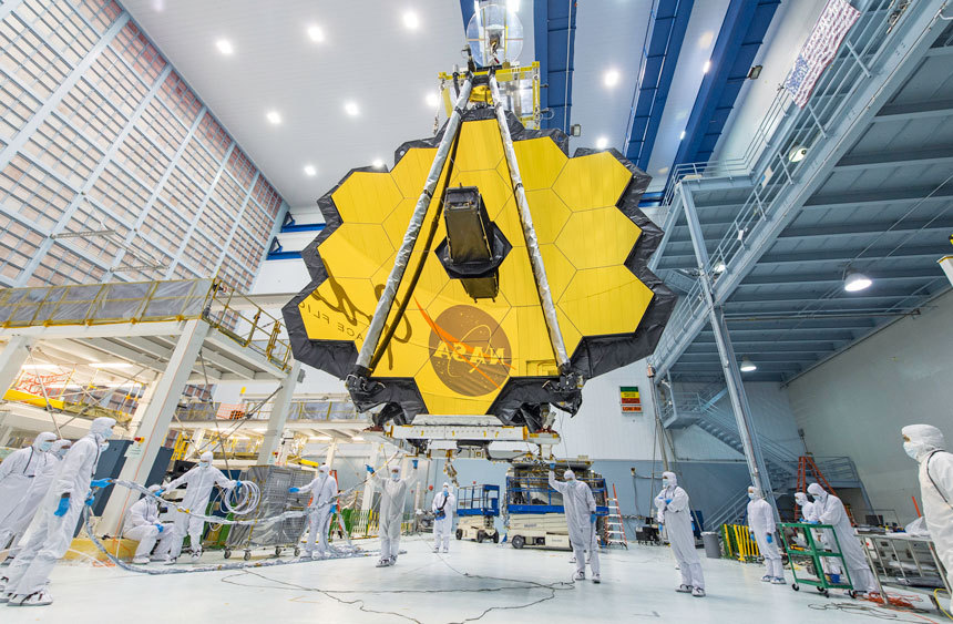 NASA 고다드 우주센터에서 점검 중인 우주망원경 JWST. 18조각으로 이루어진 거대한 노란 주경이 커다란 해바라기와 같은 모습을 하고 있다. 2020년 한 해, 천문학자들의 가장 큰 관심사는 과연 JWST가 무사히 우주로 갈 수 있을지다. 사진=NASA/Desiree Stover