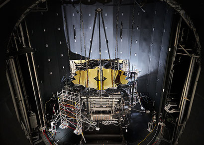 2017년 11월 18일 NASA 존슨 우주센터의 진공 챔버 안에 들어가서 극저온 테스트를 마친 직후의 JWST. 우주 환경에서 마주하게 될 극저온의 상황에서 망원경의 전자 장비들이 제대로 작동하는지를 테스트했다. 사진=NASA/Chris Gunn