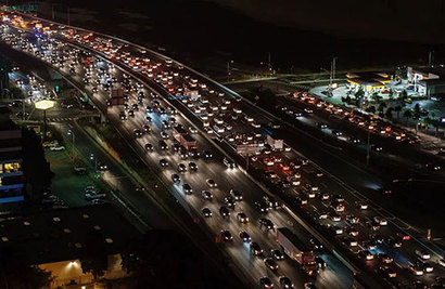 가끔 도로에서 우리는 원인을 알 수 없는 교통 체증 구간을 만난다. 신기하게도 얼마 지나지 않아 언제 그랬냐는 듯 길이 뻥 뚫리곤 한다. 이렇게 이유를 알 수 없는 교통 체증을 유령 교통 체증(Phantom traffic jam)이라고 부른다.