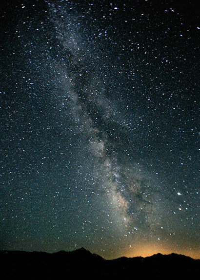 옛날 사람들은 밤하늘에 길게 그려진 은하수가 대기 현상이라고 생각했다. 사진=Wikimedia/Steve Juvetson