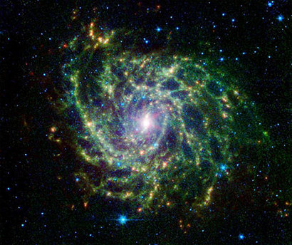 엉클어진 나선팔을 가진 은하 IC 342를 적외선으로 관측한 모습. 은하에 분포하는 먼지 구름의 분포를 알 수 있다. 이러한 은하는 곳곳에서 폭발한 초신성 때문에 구멍이 뚫린 듯 복잡하게 엉킨 나선팔을 갖고 있다고 추측한다. 이미지=NASA/WISE