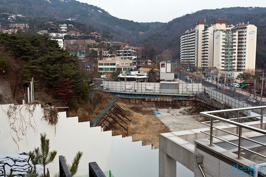 10년 가까이 공터로 방치된 신세계의 평창동 부지. 사진=최준필 기자