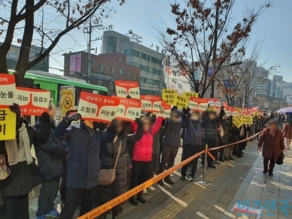 임시총회장 입구에선 공사비 과다 책정 문제로 GS건설과 갈등을 빚은 경기도 과천주공6단지 재건축조합원이 집회를 열었다. 사진=차형조 기자