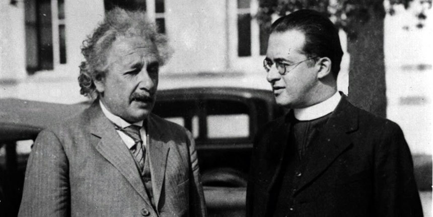 학회장에서 만나 대화를 나누는 아인슈타인(왼쪽)과 조지 르메트르. 당시 학회장에서 둘은 우주의 진화에 대한 첨예한 의견 차이를 보였다.