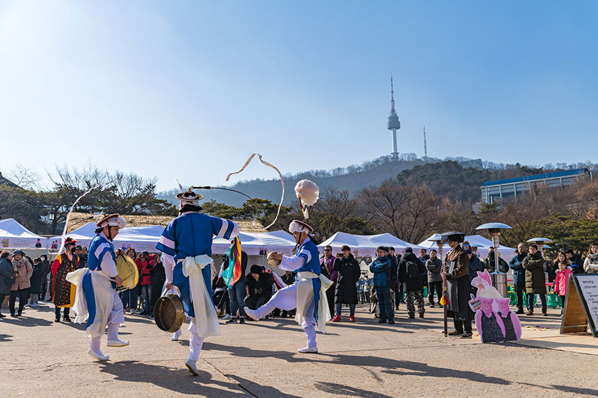 한옥마을 하면 보통 전주를 떠올리지만 그보다 더 오랜 한옥마을이 서울 한복판 남산 자락에 있다. 남산골한옥마을에서 열린 지난해 설맞이 행사 모습. 사진=남산골한옥마을 제공