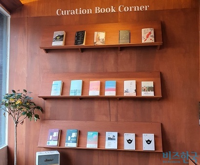 비화림에 비치된 책들은 보통 작가가 직접 선정하는 책이다. 사진=박찬웅 기자