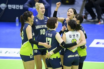 공격 성공 후 미소를 짓고 있는 현대건설 선수들. 사진=한국배구연맹