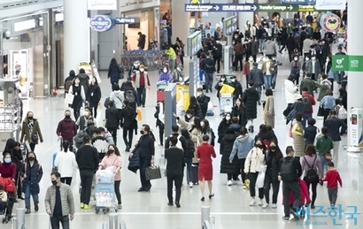 중국 우한 등을 방문했어도 감염 증상이 나타나지 않은 사람들은 공항 검역대를 무사 통과할 수 있어 논란이 된다. 29일 인천국제공항을 방문한 시민들 대부분이 마스크를 착용하고 있다. 사진=임준선 기자