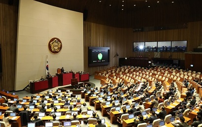 2019년 12월 30일 서울 여의도 국회 본회의 현장. 본회의가 열리면 수백 건씩 법안이 통과되지만 20대 국회 법안 처리율은 30%에 그치고 있다. 사진=박은숙 기자