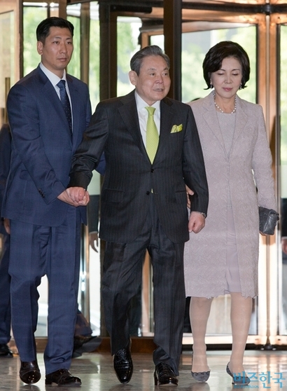 홍라희 전 삼성미술관 리움 관장과 경호원의 부축을 받아 2013년 호암시상식에 참석하는 이건희 회장의 모습.  사진=최준필 기자