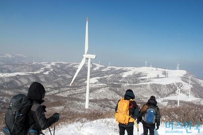 백두대간 능선을 타며 1박 2일 야영짐을 꾸리고 다니는 사람들도 적지 않다. 사진=이송이 기자