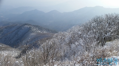 선자령 남쪽으로 발왕산, 서쪽으로 계방산, 서북쪽으로 오대산, 북쪽으로 황병산.정상에 서서 산들의 파노라마를 바라보며 2020년의 소망을 되새긴다. 사진=이송이 기자