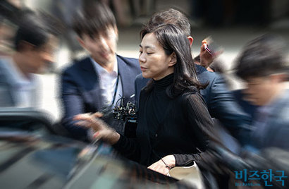 조원태 한진그룹 회장이 어머니와 여동생의 지지를 받아 남매전쟁 1라운드의 승기를 잡았다. 이에 대해 조현아 전 대한항공 부사장(사진)은 여전히 승리할 수 있다는 자신감을 내비치는 것으로 알려졌다. 사진=고성준 기자