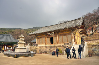 수덕사 대웅전과 삼층석탑. 수덕사는 근대 한국 불교를 대표하는 고승, 경허와 만공 선사를 배출했다. 사진=구완회 제공