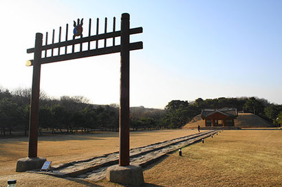 정릉의 홍살문. 신성한 지역임을 알리는 표시다. 사진=구완회 제공