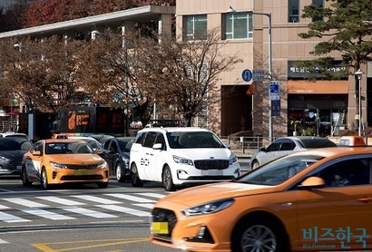 1심 판결문을 본 판사들은 “법률적 관점뿐만 아니라 사회와 정치, 산업 등을 모두 고려한 재판부의 고민이 많이 느껴졌다”는 의견을 내놨다. 택시와 나란히 선 타다 차량. 사진=임준선 기자