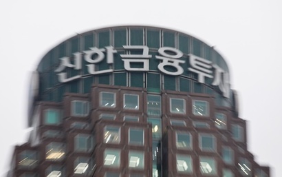 신한금융투자가 라임자산운용과 총수익스와프(TRS) 계약을 맺으면서 펀드를 판매한 가운데 손실 가능성을 인지하고도 고객들에게 알리지 않은 것으로 드러나 사기 논란에 휘말렸다. 서울시 영등포구 여의도 신한금융투자 본사. 사진=최준필 기자