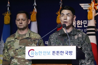 합참 공보실장 김준락 대령과 한미연합사 공보실장 피터스 대령이 27일 서울 용산구 국방부에서 코로나19 대응을 위한 한미연합군사훈련 일정 연기 결정 관련 브리핑을 하고 있다. 사진=사진공동취재단