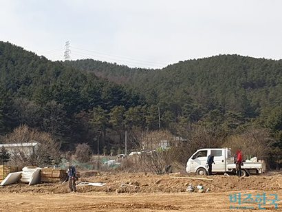 경기도 광주시 탄벌동에 위치한 야트막한 동산에는 두산그룹 박 씨 일가의 조상 묘지 30여 장이 조성돼 두산그룹의 선산으로 알려진다.  사진=유시혁 기자