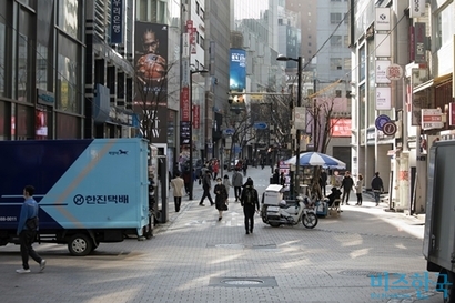 신종 코로나 바이러스 감염증(코로나19) 사태가 장기화하면서 기업들이 긴 호흡의 대책을 속속 내놓고 있다. 한산한 명동 거리 모습으로 기사의 특정 내용과 관련없다. 사진=이종현 기자