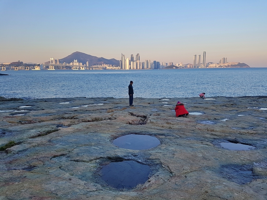 이기대 해안산책로에서는 잠시 마스크 벗고 싱그러운 봄바람까지 맞을 수 있다. 물론 거리 두기를 잘 지키면서 말이다. 코로나19로 인한 온라인 수업에 따분해하는 아이들과 바람 쐬기 좋다. 사진=구완회 제공