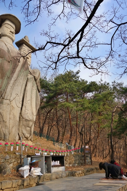 색다른 볼거리와 역사 이야기가 담긴 마애이불입상. 간절한 마음을 담아, 코로나19가 어서 물러나기를 부처님께 기원해볼까. 사진=구완회 제공