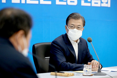문재인 대통령이 1일 경북 구미에서 열린 구미산단 기업대표 간담회에 참석, 서임교 구미산단 경영자협의회 회장 발언을 듣고 있다. 사진=연합뉴스