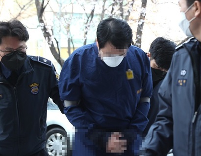 1조 6000억 원대의 금융·투자 사기 의혹 사건인 ‘라임자산운용 환매 중단 사태’에 연루된 라임자산운용 김 아무개 본부장이 영장실질심사를 받기 위해 지난 3일 오전 서울남부지방법원으로 들어오고 있다. 라임이 투자한 자율주행차 업체들로 검찰 수사가 확대되고 있다. 사진=연합뉴스