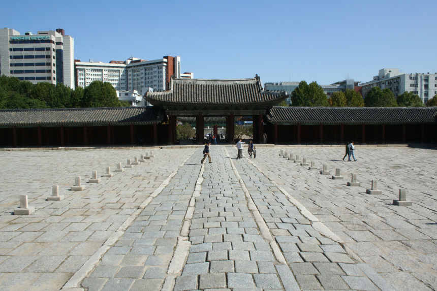 창경궁의 중심 건물인 명정전은 경복궁 근정전보다 사뭇 아담한 사이즈다. 명정전 월대에 올라 임금님처럼 홍화문 방향을 바라보면 조정을 둘러싸고 있는 회랑과 행각이 보인다. 사진=구완회 제공