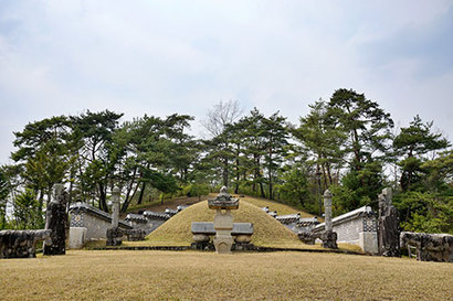 장릉은 문인석과 석마, 석양 몇이 봉분을 지키고 있다. 다른 왕릉에 있는 무인석도 병풍석도 난간석도 없는 소박한 모습이다. 사진=구완회 제공