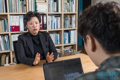 최은영 한국도시연구소장이 27일 서울 종로구 한국도시연구소 사무실에서 비즈한국과 인터뷰하는 모습. 사진=최준필 기자