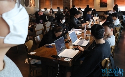 ‘사회적 거리두기’가 시행된 지난 3월 23일 서울 동작구 한 대학교 앞 커피숍이 온라인강의를 듣는 학생들로 붐비고 있다. 사진=박정훈 기자