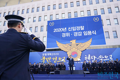 문재인 대통령이 지난 3월 12일 충남 아산 경찰대학에서 열린 신임 경찰 경위·경감 임용식에서 신임 경찰들로부터 경례를 받고 있다. 사진=청와대 제공