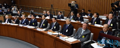 2016년 12월 국정농단 사건 국정조사특위 청문회에 대기업 총수들이 자리하고 있다. 사진=비즈한국DB