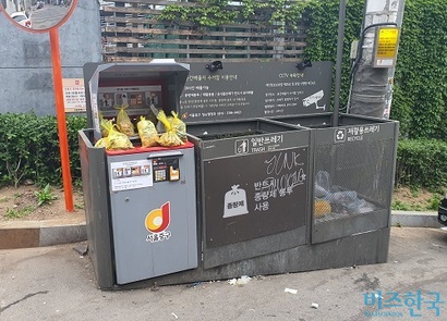 서울시 중구 한 개인주택 지역에 설치된 RFID 종량기 위에 음식물쓰레기가 담긴 종량제 봉투가 쌓여 있다. 사진=박찬웅 기자