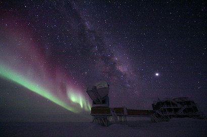 남극의 사우스폴 망원경(South Pole Telescope)과 다크 섹터 연구실(Dark Sector Lab) 뒤로 아름다운 은하수와 함께 오로라가 아른거리는 그림 같은 장면이 펼쳐져 있다. 남극은 대기권이 가장 낮게 깔려 대기의 방해를 덜 받으면서 우주를 즐길 수 있는 지상 최고의 낙원 중 하나다. 물론 살을 에는 듯한 끔찍한 추위만 견딘다면 말이다. 사진=Keith Vanderlinde/Antarctic Photo Library