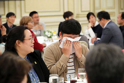 지난해 4월 1일 청와대에서 열린 시민사회단체 간담회에서 엄창환 전국청년정책네트워크 대표가 문재인 대통령에게 청년실업 등의 발언 후 눈물을 흘리고 있다. 사진=연합뉴스