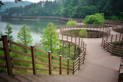 고복저수지 둘레에 나무 데크로 조성한 산책로는 지역 관광명소다. 사진=구완회 제공