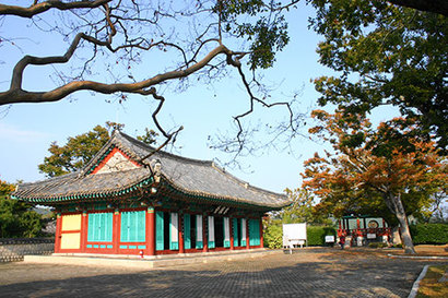 삼도수군통제사의 중심 건물 제승당. 본래 이름은 운주당으로, 이순신 장군이 머물면서 참모들과 밤늦도록 작전 회의를 열던 곳이다. 사진=구완회 제공