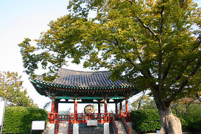 제승당 앞 수루에 오르니 한산도 앞바다가 한눈에 들어온다. “한산섬 달 밝은 밤에 수루에 홀로 앉아”로 시작하는 시조 속 바로 그 수루다. 사진=구완회 제공