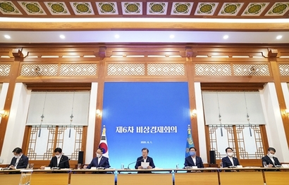 지난 1일 청와대에서 열린 제6차 비상경제회의에서 정부는 ‘2020년 하반기 경제정책방향’을 발표했다. 정부는 디지털뉴딜과 그린뉴딜을 양대 축으로 한국형 뉴딜을 추진한다고 밝혔다. 사진=청와대 제공