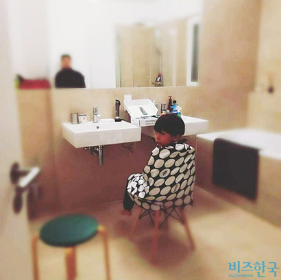 남편은 한 달에 한 번 아들 전용 헤어 드레서로 변신한다. 처음에는 그저 외국생활의 이벤트 정도로 생각했지만 아빠와 아들은 그 시간을 통해 끈끈한 정서적 교감을 나누고 있었다. 사진=박진영 제공