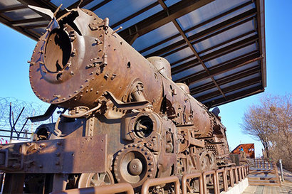 몸체에 1000개 이상의 총탄 자국이 남아 있는 녹슨 증기기관차는 한국전쟁 때 연합군의 군수물자를 싣고 개성에서 장단역으로 왔던 기차다. 사진=구완회 제공